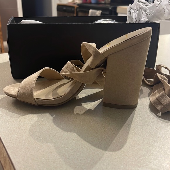 Beautiful suede nude heel with ties - Picture 1 of 4